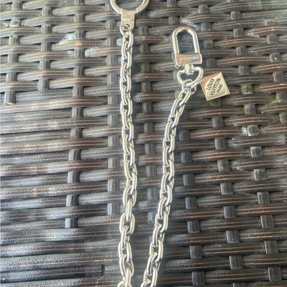 Louis Vuitton Silver Chain Key Holder - Picture 5 of 9